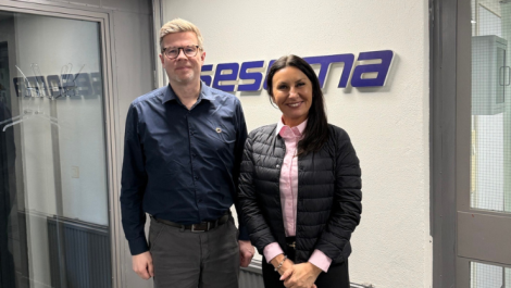 Sesoma's Sami Lempinen (L), with UFabrik's Monika Mourao