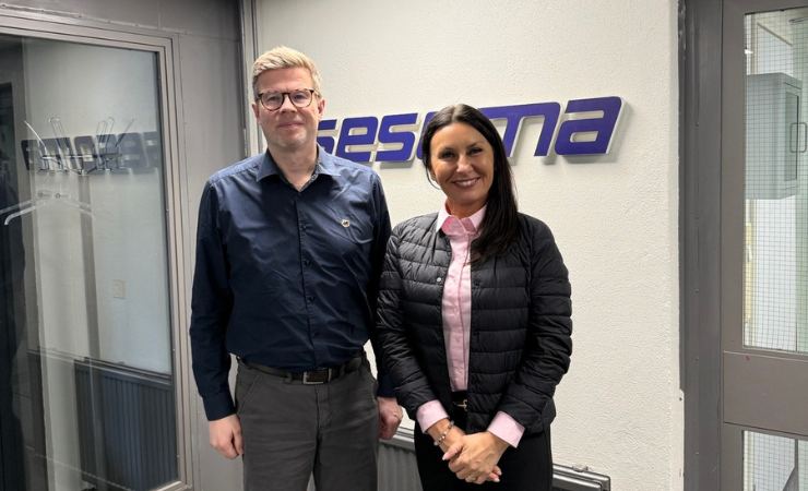Sesoma's Sami Lempinen (L), with UFabrik's Monika Mourao